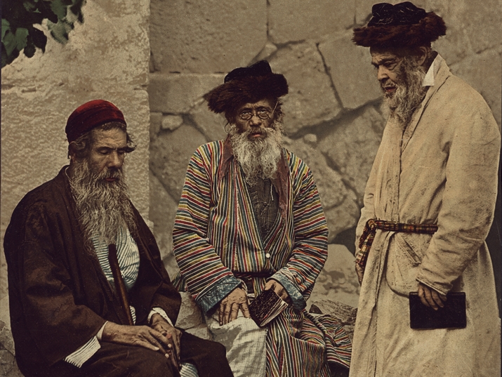 يهود أشكناز، أحدهم يرتدي ثوبًا مخططًا بألوان قوس القزح