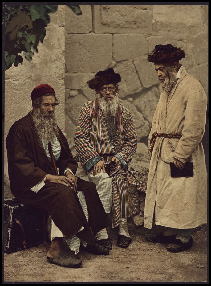 يهود أشكناز، أحدهم يرتدي ثوبًا مخططًا بألوان قوس القزح