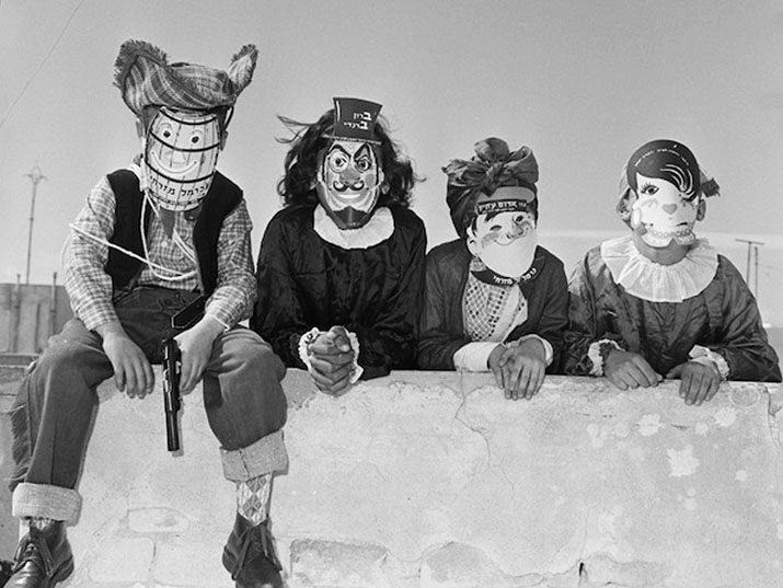 ילדים במסכות. יקבי כרמל מזרחי 1960