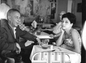 נתן אלתרמן יחד עם בתו תרצה אתר בקפה "כסית", 1960.