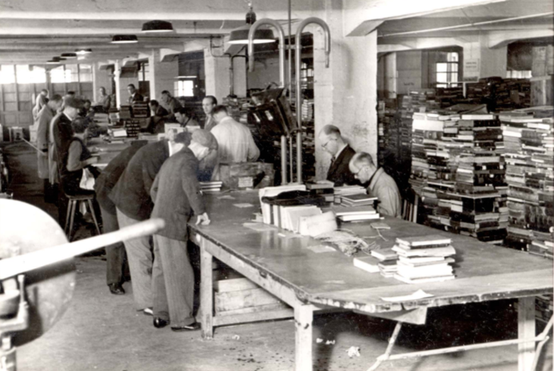 עובדים גרמנים ממיינים ספרים במחסן באופנבך