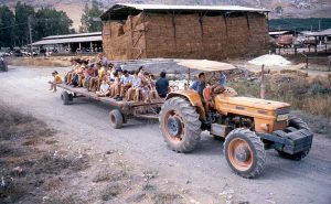 The agricultural machinery parade underway during Shavuot at Kibbutz Heftziba in 1976. The Bitmuna Collection at the National Library.
