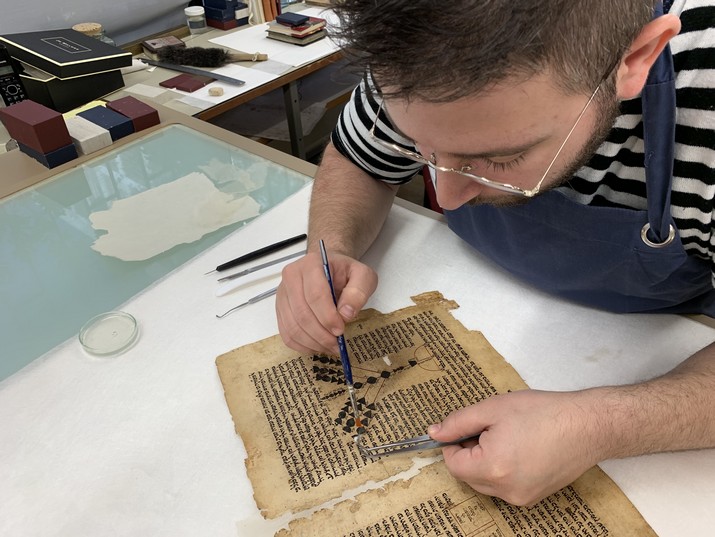תיעוד: כך מצילים כתב יד עתיק
