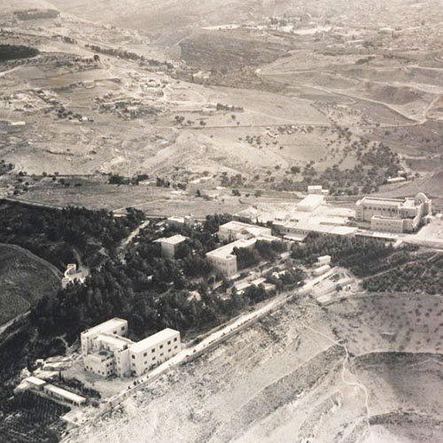  القدس: نظرة من الشرق إلى الغرب. يظهر في وسط الصورة جبل المشارف وفيه مبنى المكتبة الجامعية والقومية، وسائر مرافق الجامعة.