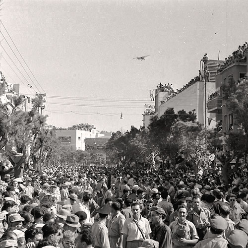طائرة تحلق فوق الجمهور الذي ملأ شوارع تل أبيب. تصوير: بينو روتينبيرغ، من مجموعة ميتار، المكتبة الوطنية