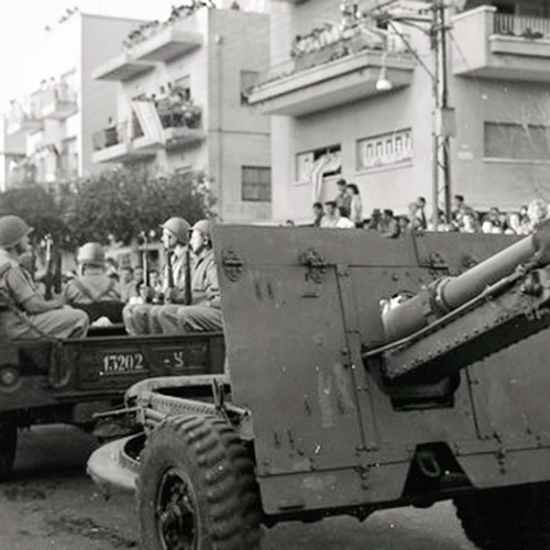 مدفع في موكب الجيش الإسرائيلي  في يوم الاستقلال الأول في تل أبيب، تصوير: بينو روتينبيرغ، من مجموعة ميتار، المكتبة الوطنية