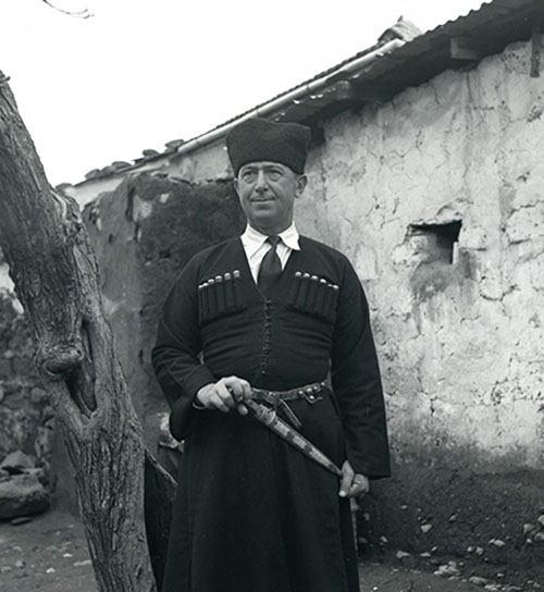 رجل في اللباس الشركسيّ التّراثي في قرية كما سنوات السّبعينيّات، ارشيف بوريس كارمي