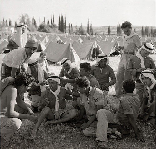 كوفيّات في مسيرة عسكريّة لجيش الدّفاع الإسرائيلي 1958. مجموعة ميتار، أرشيف الصّور على اسم عائلة فريتسكر، المكتبة الوطنيّة.