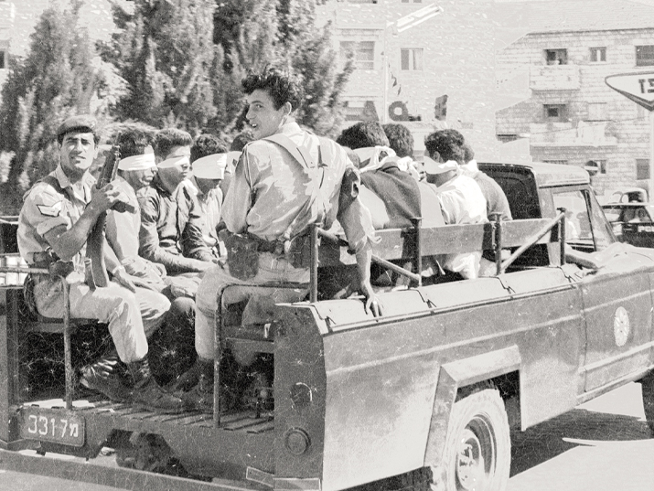 جنود اسرائيليّون يقلّون أسرى أردنيين معصوبي الأعين في العاشر من حزيران 1967، أرشيف دان هداني