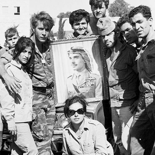 جنود إسرائيليّون مع صورة للملك حسين في القدس، العاشر من حزيران 1967، أرشيف دان هداني 