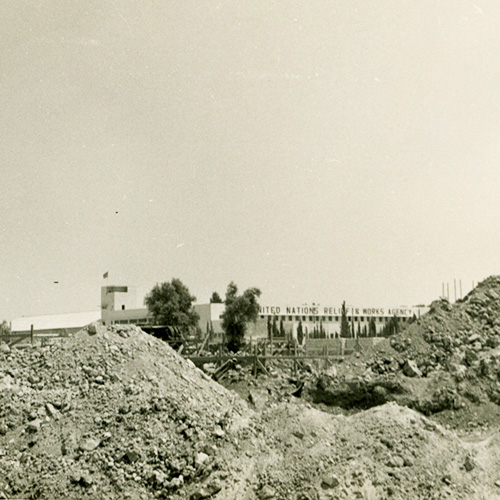 أكاديميّة الشّرطة ومخازن الأونروا في تلّة الذّخيرة عام 1969 من خلف الحدود، أرشيف بن تسفي