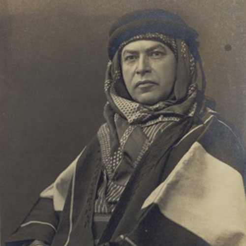 الشاعر الروسي ألتر ليفين بلباس عربي في ستديو رعد، 1929.