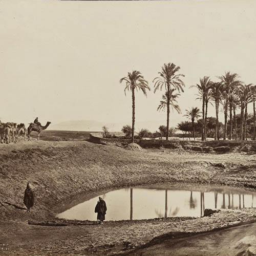 البحيرة المقدّسة في معبد الكرنك وحولها محلّيون، 1870-1871، أرشيف عائلة لينكن، المكتبة الوطنيّة الإسرائيليّة