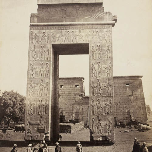 معبد الكرنك وأشخاص محلّيين، 1870-1871، أرشيف عائلة لينكن، المكتبة الوطنيّة الإسرائيليّة