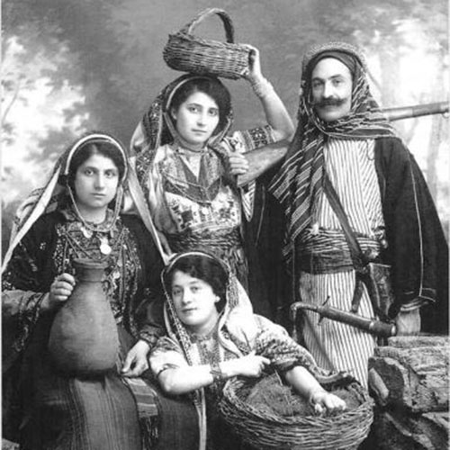 صورة بالزي الفلاحي في ستديو رعد، 1910 من كتاب "لقطات مغايرة" للباحث عصام نصّار