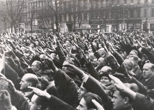 الحشود النمساوية تؤدي التحية النازية لهتلر في جادة RING. المصدر: الأرشيف المركزي لتاريخ الشعب اليهودي