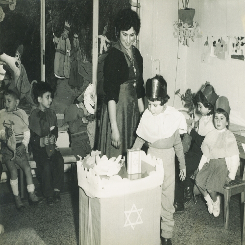 طفلة تتبرّع للعلبة الزّرقاء في روضة الأطفال العبريّة في كازابلانكا، المغرب، 1954-1956، ارشيف ياد بن تسفي