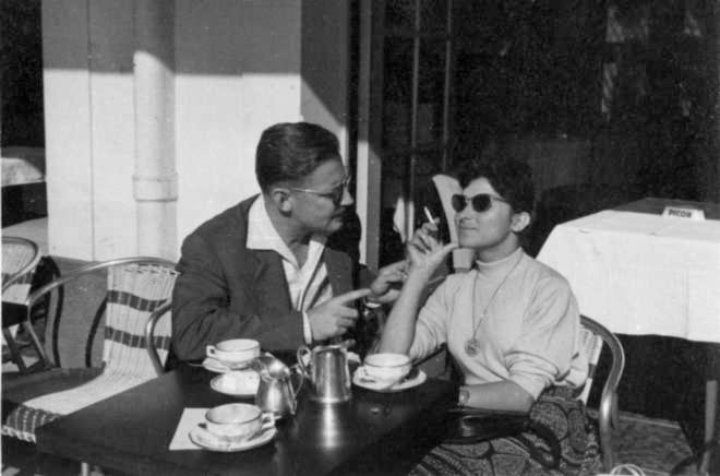 كما في فيلم تجسس. يهوديت غليلي يحزقيلي (من اليمين) مع شلومو يحزقيلي في مقهى، الدار البيضاء ـ المغرب