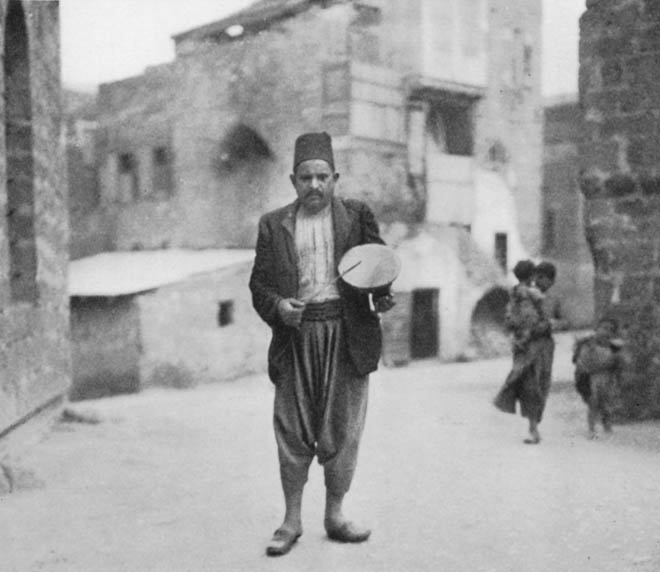 مسحراتي في يافا، 1920-1923، مجموعة بن تسفي 