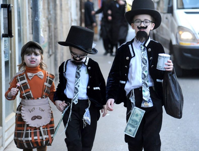 ילדים מחופשים בשכונה חרדית בבני ברק. באדיבות הצלם דנצ'ו ארנון, האוסף הלאומי לתצלומים על שם משפחת פריצקר, הספרייה הלאומית