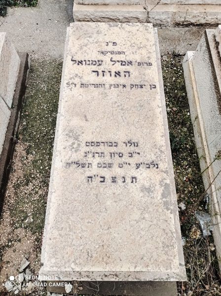 אמיל האוזר מצבת קבר
