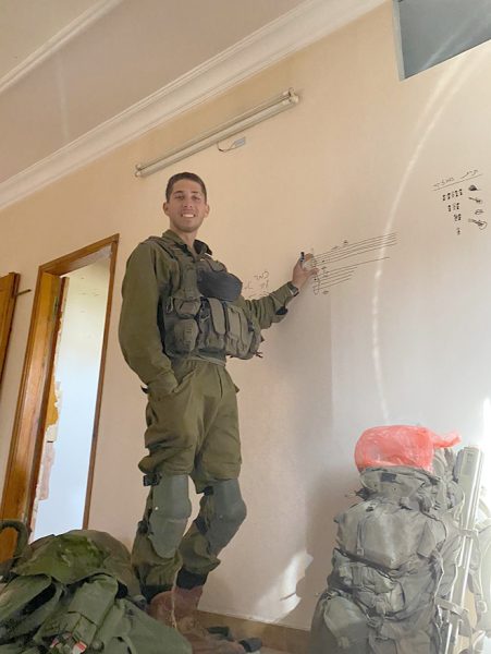 אורי בשכונת רימל ברצועת עזה, זמן קצר לפני שנהרג. באדיבות המשפחה.