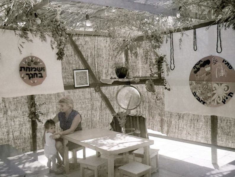 אם ובת בסוכה, סוכות, 1976 סוכת גן ורד הדסה עם יואב ארנברג. ארכיון בית השיטה.